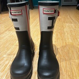 Hunter mens size 7 short Black and White Rain Boots